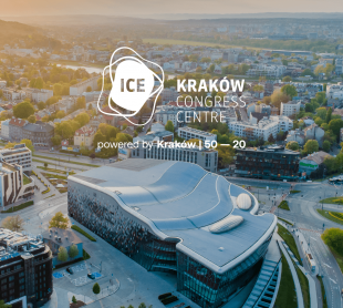 Zdjęcie budynku ICE Kraków z logo powered by